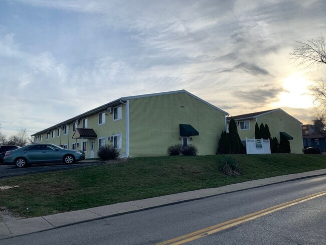 Canadian Apartments in Bloomington, IN - Foto de edificio - Building Photo