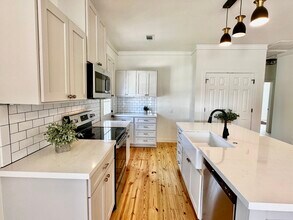 407 N Holland St in Bellville, TX - Building Photo - Building Photo