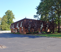 Oaktree Apartments in Youngstown, OH - Building Photo - Building Photo