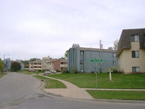 Hillsdale Apartments in Topeka, KS - Foto de edificio - Building Photo