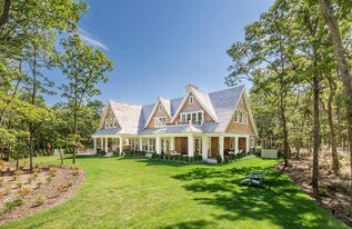 417 Edge of Woods Rd in Southampton, NY - Building Photo