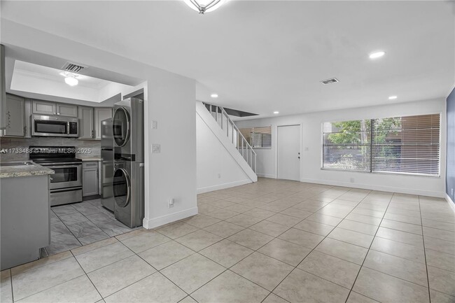 2530 Coral Springs Dr in Coral Springs, FL - Building Photo - Building Photo