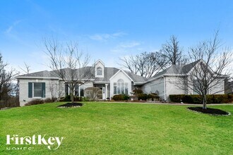 700 Meadow Cliff Dr in St. Charles, MO - Foto de edificio - Building Photo