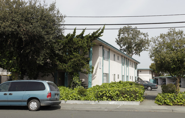 335-337 Schafer Rd in Hayward, CA - Foto de edificio - Building Photo