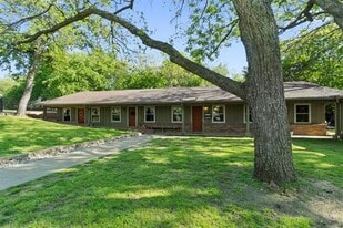 601 W College St in Grapevine, TX - Building Photo