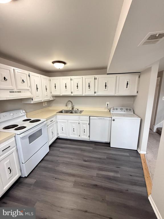 property at 5055 Lakeland Ct