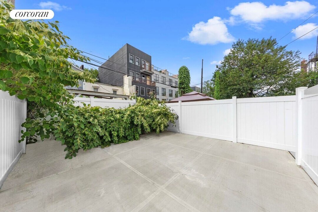 127 Cornelia St in Brooklyn, NY - Building Photo