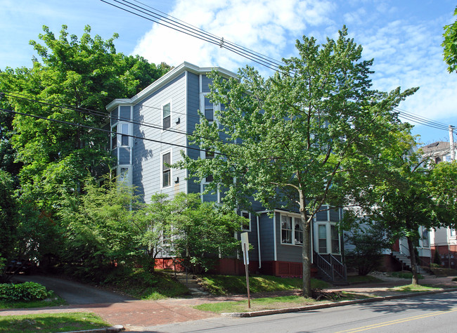 556 Cumberland Ave in Portland, ME - Foto de edificio - Building Photo