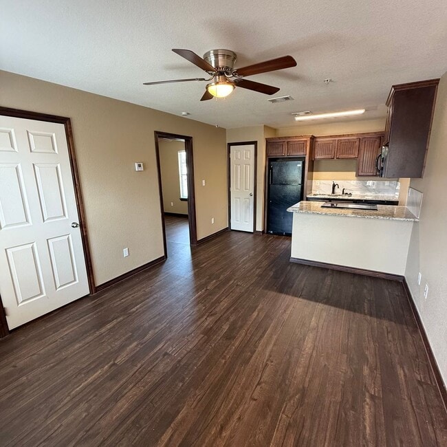 93 New Dallas Hwy in Lacy Lakeview, TX - Building Photo - Building Photo