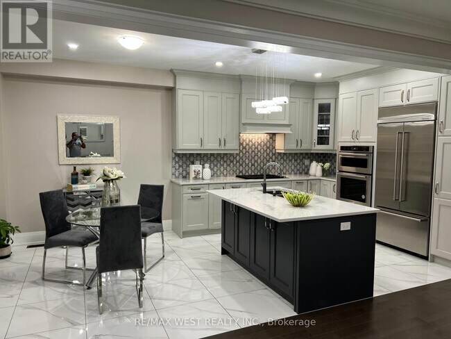 132 Russell Creek Dr in Brampton, ON - Building Photo - Building Photo