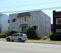 2466 W 4th Ave in Vancouver, BC - Building Photo