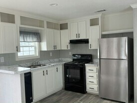 818 Daily Dr in Hallandale Beach, FL - Building Photo