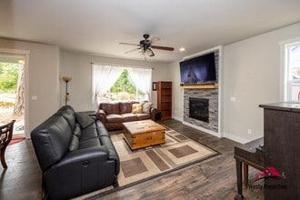 20948 NE Wistful Vista Dr in Fairview, OR - Building Photo - Building Photo