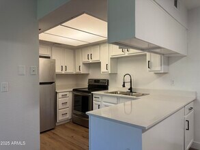 13211 North 21st Pl in Phoenix, AZ - Foto de edificio - Building Photo