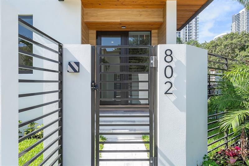 802 NE 2nd St in Fort Lauderdale, FL - Building Photo