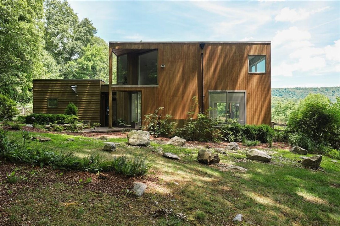 194 Pleasant Ridge Rd in Poughquag, NY - Building Photo