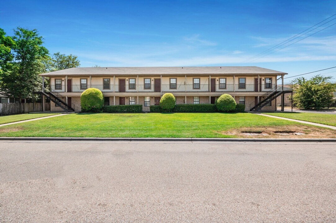 2005 S 8th St in Waco, TX - Building Photo
