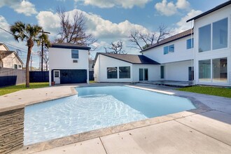 12564 Memorial Dr in Houston, TX - Building Photo - Building Photo