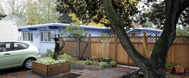 Hunt's Courtyard in Beaverton, OR - Foto de edificio - Building Photo