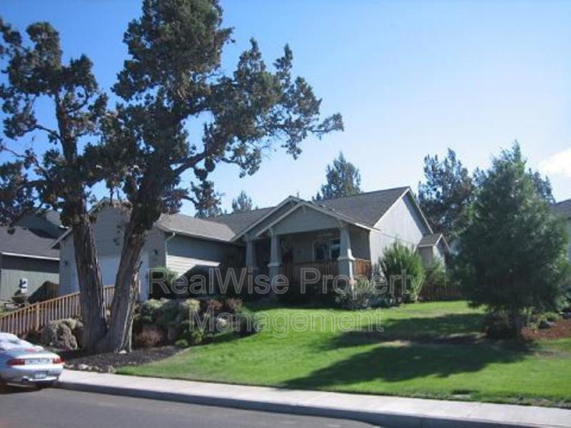 2103 SW 37th St in Redmond, OR - Building Photo