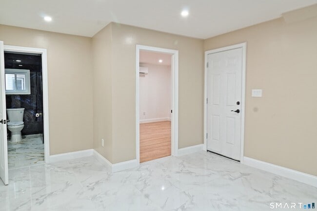 40 Elizabeth St, Unit 2 in Waterbury, CT - Building Photo - Building Photo