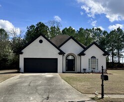 384 Savannah Cir in Calera, AL - Building Photo