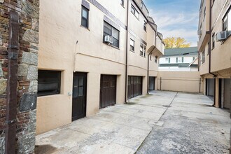 21216 38th Ave in Bayside, NY - Foto de edificio - Building Photo
