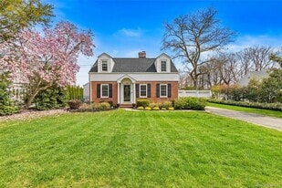 373 Great River Rd in Great River, NY - Building Photo