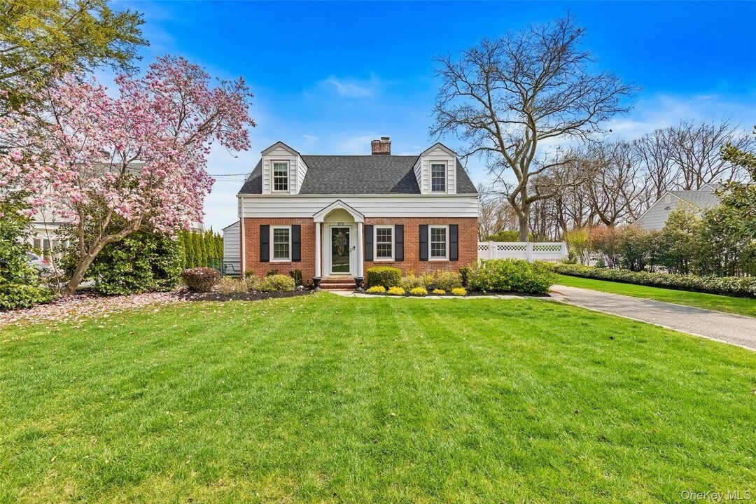 373 Great River Rd in Great River, NY - Building Photo