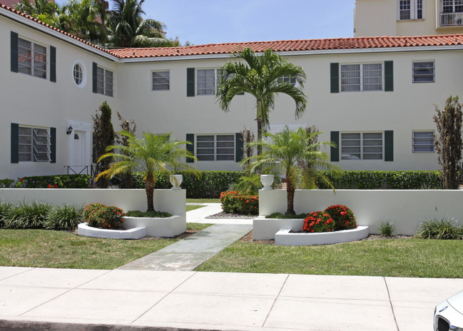 22-26 Madeira Ave in Coral Gables, FL - Foto de edificio - Building Photo