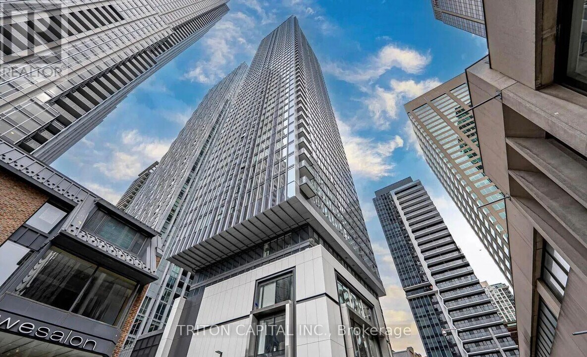 8 Cumberland St in Toronto, ON - Building Photo