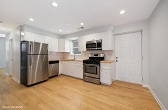 2434 N Southport Ave, Unit 2F in Chicago, IL - Foto de edificio - Building Photo