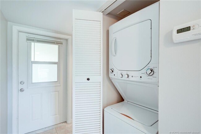 5539 NE Gulfstream Way in Stuart, FL - Building Photo - Building Photo