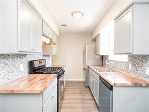 2524 Glen Springs Way in Austin, TX - Foto de edificio - Building Photo