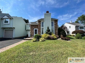 15 Jeffrey Cir in Dayton, NJ - Building Photo