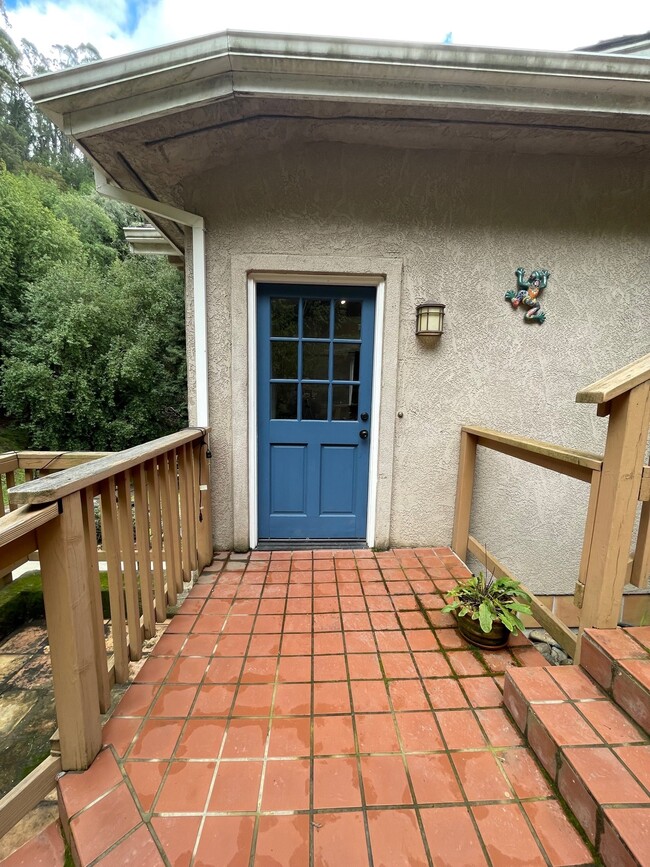 7181 Thorndale Dr, Unit 3 in Oakland, CA - Foto de edificio - Building Photo