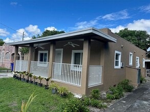 261 NW 49th St, Unit A in Miami, FL - Foto de edificio - Building Photo