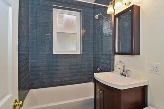 2032 W Roscoe St in Chicago, IL - Building Photo - Building Photo