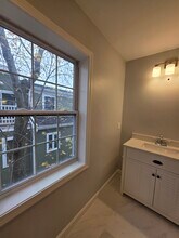 34 Raymond St, Unit 1 in Boston, MA - Foto de edificio - Building Photo