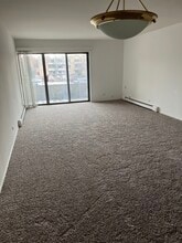 1931 Prairie Sq, Unit 219 in Schaumburg, IL - Foto de edificio - Building Photo