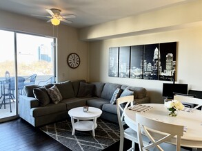 300 W 5th St, Unit 551 in Charlotte, NC - Building Photo - Building Photo