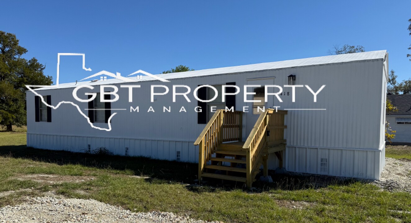 418 E Collins St in Bremond, TX - Building Photo