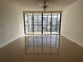 20500 W Country Club Dr in Miami, FL - Building Photo - Building Photo