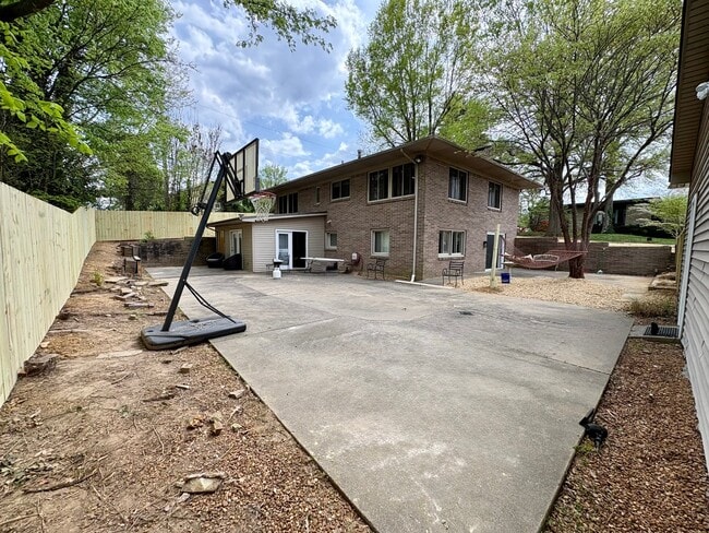 732 Hillgate Rd in Paducah, KY - Foto de edificio - Building Photo