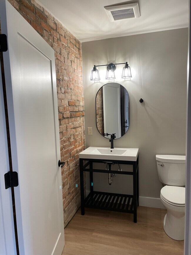 106 W Middle St, Unit 3 in Chelsea, MI - Foto de edificio - Building Photo