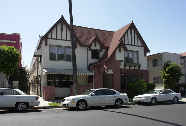 131 S Manhattan Pl in Los Angeles, CA - Foto de edificio - Building Photo