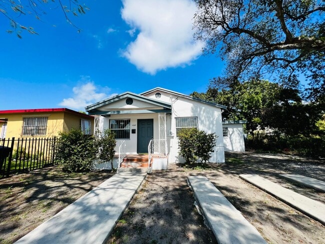 1283 NW 72nd St in Miami, FL - Building Photo - Building Photo