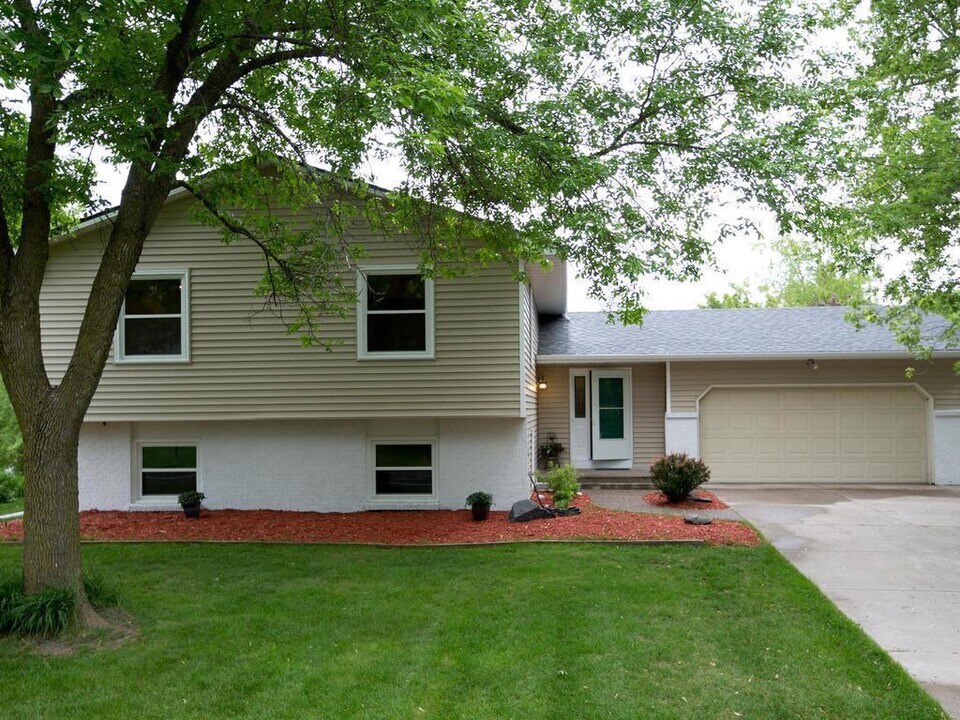 15625 46th Ave N in Minneapolis, MN - Building Photo