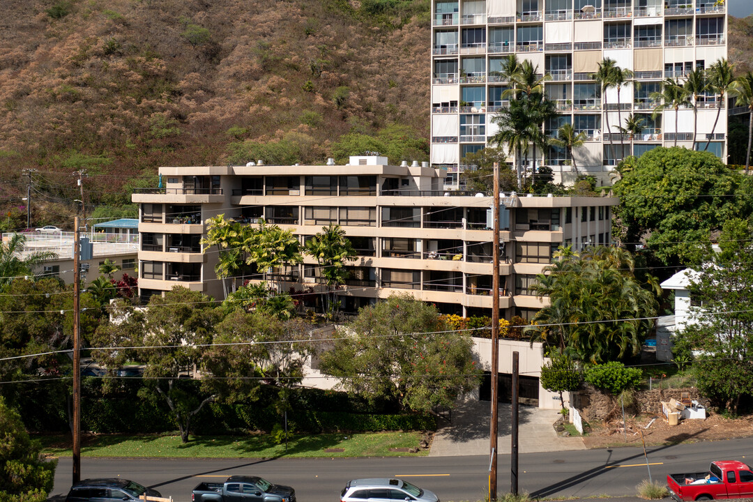 Iolani Palms in Honolulu, HI - Building Photo