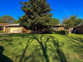 3708 Holland Dr in North Richland Hills, TX - Foto de edificio - Building Photo